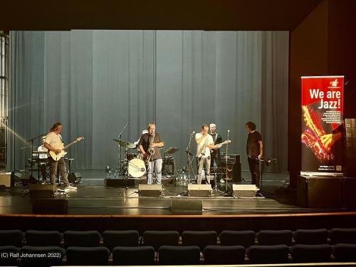 Kunstflecken 2022 Tommy Schneller Band im Theater der Stadthalle Neumuenster