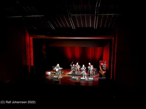 Kunstflecken 2022 Tommy Schneller Band im Theater der Stadthalle Neumuenster