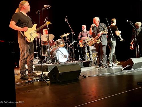 Kunstflecken 2022 Tommy Schneller Band im Theater der Stadthalle Neumuenster