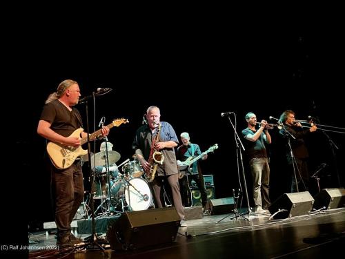 Kunstflecken 2022 Tommy Schneller Band im Theater der Stadthalle Neumuenster