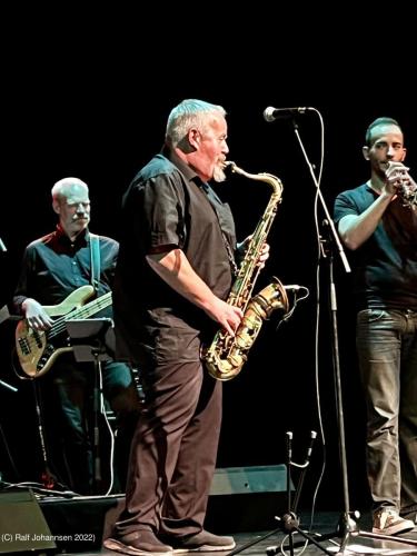 Kunstflecken 2022 Tommy Schneller Band im Theater der Stadthalle Neumuenster