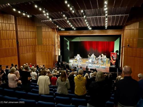 Kunstflecken 2022 Tommy Schneller Band im Theater der Stadthalle Neumuenster