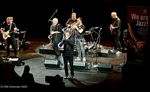 Kunstflecken 2022 Tommy Schneller Band im Theater der Stadthalle Neumuenster